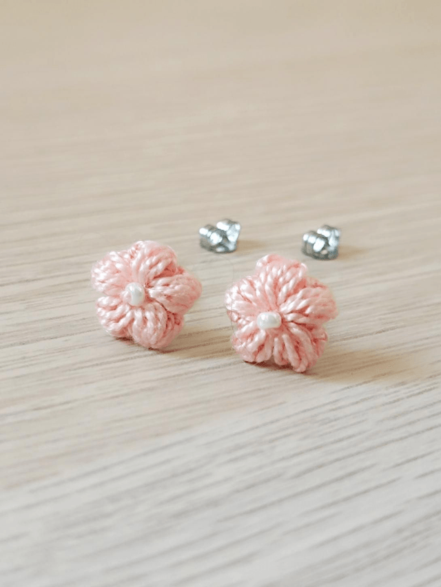 Puces d'oreilles SYDNEY en Micro-Crochet - Fait Main - Rose des Sables