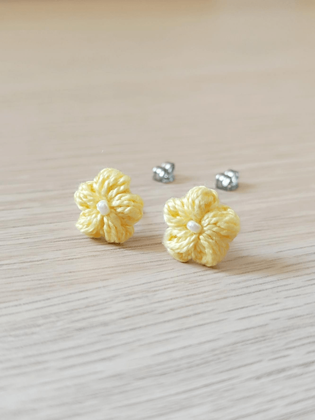 Puces d'oreilles SYDNEY en Micro-Crochet - Fait Main - Jaune Primevère 