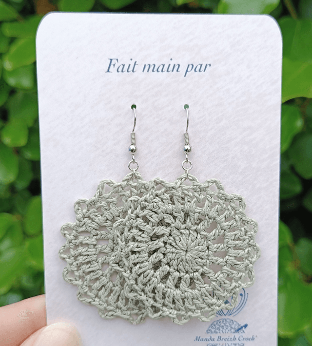 Boucles d’oreilles DOLLY en Micro crochet - Vert Lichen