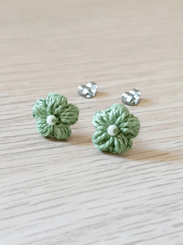 Puces d'oreilles SYDNEY en Micro-Crochet - Fait Main - Vert Nil 